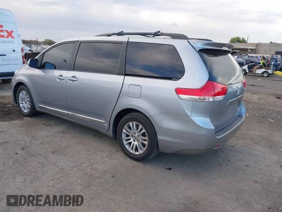 2012 Toyota Sienna XLE AAS z VIN 5TDYK3DC4CS179423, wystawiony jako IAAI lot #43422649 z przebiegiem 131 060 mil mil oraz . Historia ofert i sprzedaży dostępna na DreamBid. Obrazek 3.