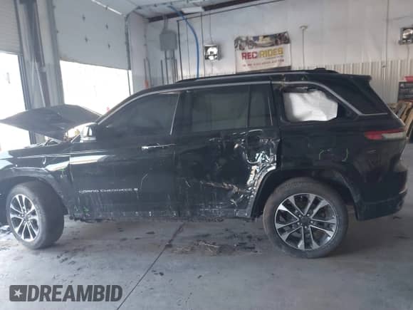 2023 Jeep Grand Cherokee Overland z VIN 1C4RJHDG5PC507978, wystawiony jako IAAI lot #41394199 z przebiegiem 57 323 mil mil oraz . Historia ofert i sprzedaży dostępna na DreamBid. Obrazek 14.