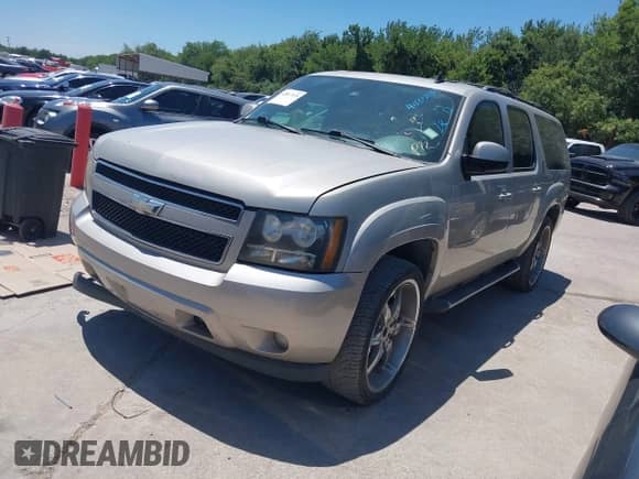 2009 Chevrolet Suburban 1LT z VIN 1GNFC26J89R169907, wystawiony jako IAAI lot #42817134 z przebiegiem 194 554 mil mil oraz . Historia ofert i sprzedaży dostępna na DreamBid. Obrazek 2.