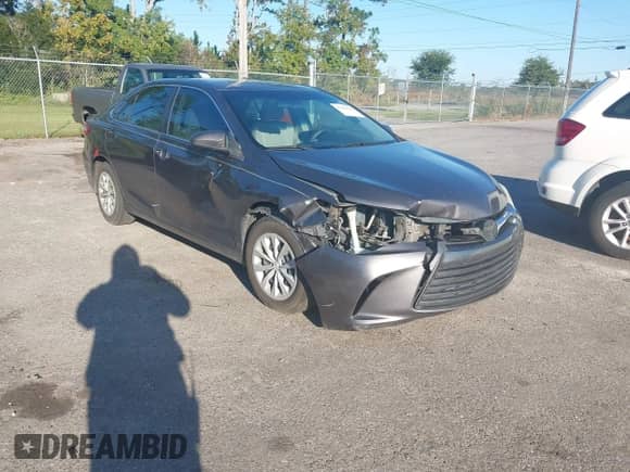 2015 Toyota Camry SE z VIN 4T1BF1FKXFU498713, wystawiony jako IAAI lot #43491138 z przebiegiem 211 840 mil mil oraz . Historia ofert i sprzedaży dostępna na DreamBid. Obrazek 1.