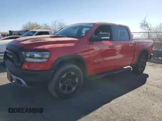 2019 Ram 1500 Rebel z VIN 1C6RRELT8KN832943, wystawiony jako Copart lot #45093005 z przebiegiem 63 883 mil mil oraz Szkoda całkowita • Salvage title. Historia ofert i sprzedaży dostępna na DreamBid. Obrazek 1.