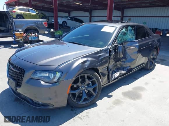 2023 Chrysler 300 S z VIN 2C3CCABG3PH537539, wystawiony jako IAAI lot #42261065 z przebiegiem 45 546 mil mil oraz . Historia ofert i sprzedaży dostępna na DreamBid. Obrazek 16.