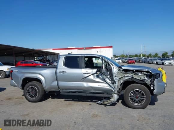 2024 Toyota Tacoma SR5 z VIN 3TMLB5JN5RM039515, wystawiony jako IAAI lot #42416031 z przebiegiem 10 900 mil mil oraz . Historia ofert i sprzedaży dostępna na DreamBid. Obrazek 13.