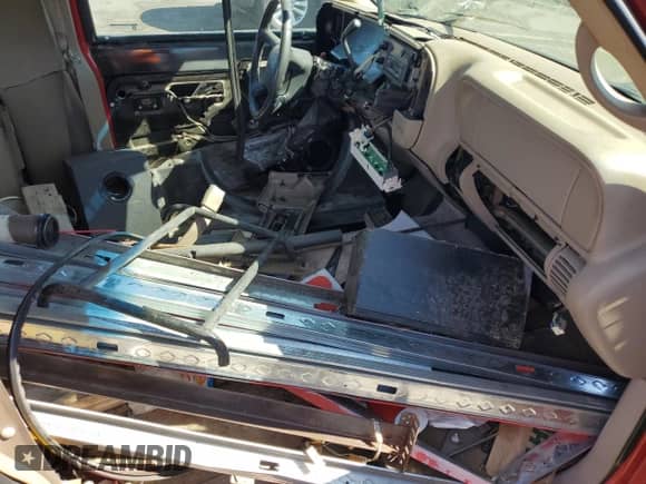 1999 Chevrolet Tahoe с VIN 3GNEC18R4XG152088, выставлен на аукционе Copart как лот 67826335 с пробегом 207 610 миль миль и Списание • Salvage title. История ставок и продаж доступна на DreamBid. Изображение 7.