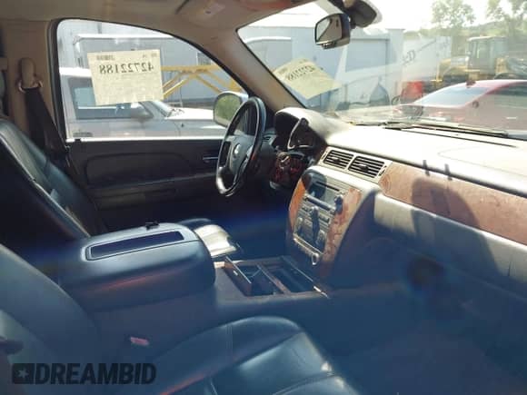 2007 Chevrolet Suburban LT z VIN 3GNFK16367G261352, wystawiony jako IAAI lot #42722188 z przebiegiem 362 386 mil mil oraz . Historia ofert i sprzedaży dostępna na DreamBid. Obrazek 5.
