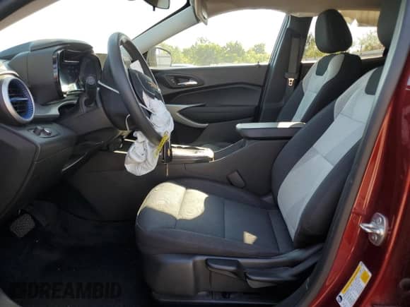 2024 Chevrolet Trax LS z VIN KL77LFE20RC119985, wystawiony jako Copart lot #71062135 z przebiegiem 27 014 mil mil oraz Szkoda całkowita • Salvage title. Historia ofert i sprzedaży dostępna na DreamBid. Obrazek 7.