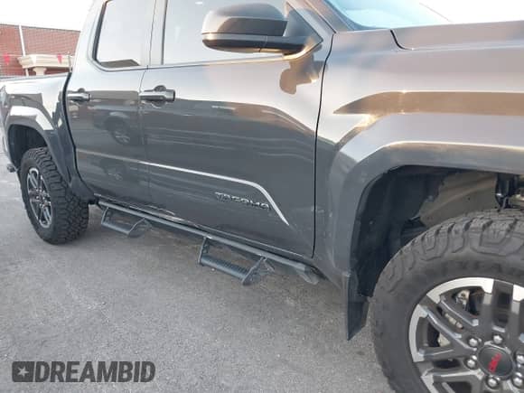 2024 Toyota Tacoma SR5 z VIN 3TMLB5JN8RM080821, wystawiony jako IAAI lot #43198796 z przebiegiem 13 169 mil mil oraz . Historia ofert i sprzedaży dostępna na DreamBid. Obrazek 6.
