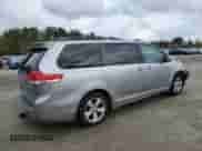 2011 Toyota Sienna LE z VIN 5TDKK3DC9BS047018, wystawiony jako Copart lot #82652505 z przebiegiem 151 351 mil mil oraz Czysty tytuł • Clean title. Historia ofert i sprzedaży dostępna na DreamBid. Obrazek 3.