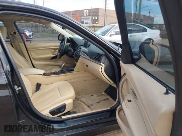 2015 BMW 3 Series 328i z VIN WBA3A5C54FF606600, wystawiony jako IAAI lot #43193224 z przebiegiem 136 632 mil mil oraz . Historia ofert i sprzedaży dostępna na DreamBid. Obrazek 5.