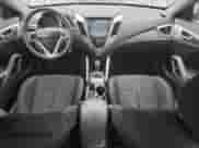 2013 Hyundai Veloster w/Gray Int z VIN KMHTC6AD6DU151914, wystawiony jako Copart lot #90408325 z przebiegiem 95 258 mil mil oraz Czysty tytuł • Clean title. Historia ofert i sprzedaży dostępna na DreamBid. Obrazek 8.