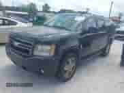 2008 Chevrolet Suburban LTZ z VIN 1GNFK163X8R239792, wystawiony jako IAAI lot #42525454 z przebiegiem Nie podano mil oraz . Historia ofert i sprzedaży dostępna na DreamBid. Obrazek 2.