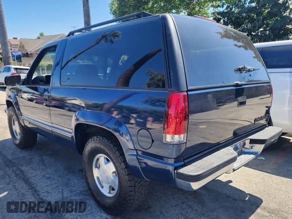 1996 Chevrolet Tahoe z VIN 3GNEK18R8TG106745, wystawiony jako IAAI lot #42621018 z przebiegiem 110 593 mil mil oraz . Historia ofert i sprzedaży dostępna na DreamBid. Obrazek 3.