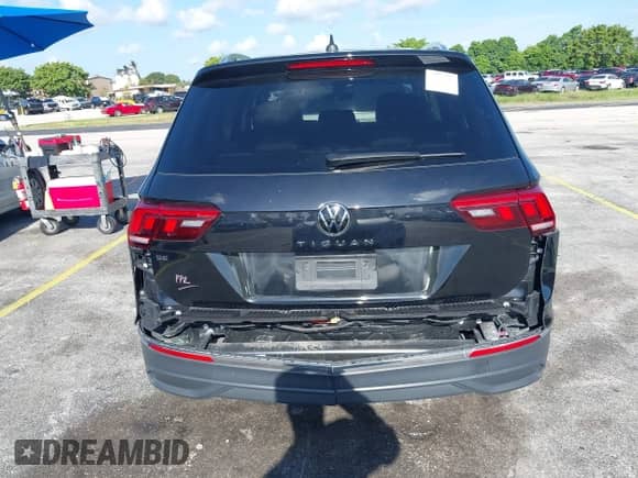 2024 Volkswagen Tiguan SE with VIN 3VVNB7AX2RM196698, listed as a IAAI auction lot 42895423 with 9,612 mi miles and . Bid and sale history available at DreamBid. Image 17.