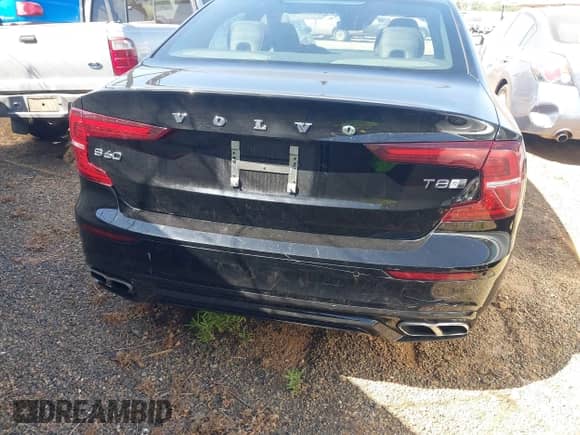 2019 Volvo S60 R-Design z VIN 7JRBR0FM9KG015181, wystawiony jako IAAI lot #42525490 z przebiegiem 43 909 mil mil oraz . Historia ofert i sprzedaży dostępna na DreamBid. Obrazek 18.