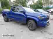 2024 Toyota Tacoma SR5 z VIN 3TYLB5JN8RT056829, wystawiony jako IAAI lot #43202811 z przebiegiem 5 867 mil mil oraz . Historia ofert i sprzedaży dostępna na DreamBid. Obrazek 1.
