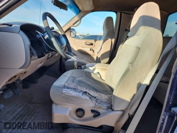 1999 Ford F-150 с VIN 1FTRX17W4XNB72337, выставлен на аукционе Copart как лот 86766575 с пробегом 183 712 миль миль и Чистый • Clean title. История ставок и продаж доступна на DreamBid. Изображение 7.