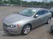2015 Volvo S60 T5 Premier с VIN YV1612TB9F1302898, выставлен на аукционе IAAI как лот 42616685 с пробегом 34 446 миль миль и . История ставок и продаж доступна на DreamBid. Изображение 2.