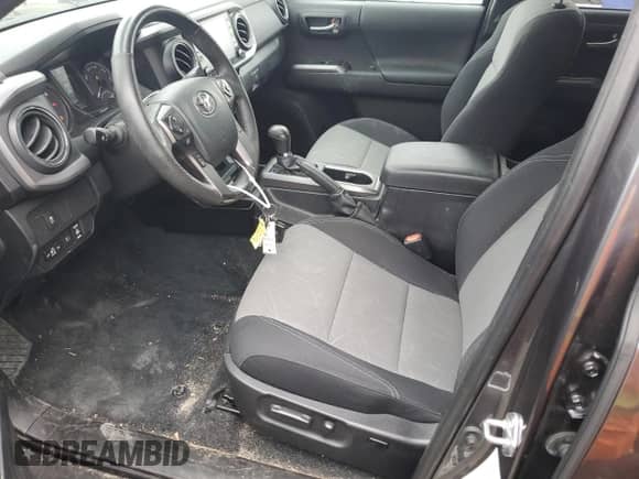 2023 Toyota Tacoma SR5 z VIN 3TYDZ5BN6PT037126, wystawiony jako Copart lot #71999225 z przebiegiem 53 573 mil mil oraz Szkoda całkowita • Salvage title. Historia ofert i sprzedaży dostępna na DreamBid. Obrazek 7.