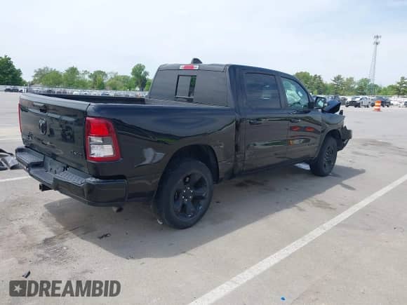 2019 Ram 1500 Big Horn z VIN 1C6RRFFG7KN702673, wystawiony jako IAAI lot #42300275 z przebiegiem 74 009 mil mil oraz . Historia ofert i sprzedaży dostępna na DreamBid. Obrazek 4.