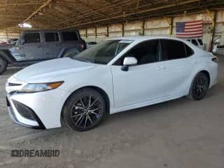 2024 Toyota Camry SE with VIN 4T1G11AK4RU842049, listed as a Copart auction lot 84820515 with 31,498 mi miles and Salvage title. Bid and sale history available at DreamBid. Image 1.
