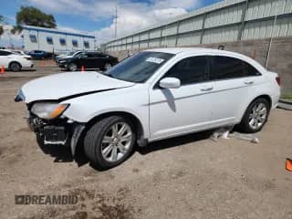 2014 Chrysler 200 Touring z VIN 1C3CCBBB8EN119122, wystawiony jako Copart lot #69128275 z przebiegiem 147 155 mil mil oraz Szkoda całkowita • Salvage title. Historia ofert i sprzedaży dostępna na DreamBid. Obrazek 1.