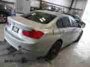 2013 BMW 3 Series 328i xDrive z VIN WBA3B3G58DNR79816, wystawiony jako IAAI lot #42303325 z przebiegiem 83 265 mil mil oraz . Historia ofert i sprzedaży dostępna na DreamBid. Obrazek 4.