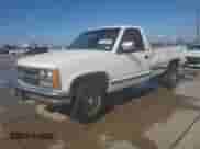 1989 Chevrolet Silverado 2500 z VIN 1GCGC24K2KE265182, wystawiony jako Copart lot #43181655 z przebiegiem 224 959 mil mil oraz Szkoda całkowita • Salvage title. Historia ofert i sprzedaży dostępna na DreamBid. Obrazek 1.