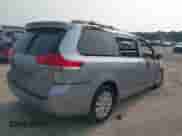 2013 Toyota Sienna LE z VIN 5TDJK3DC3DS061379, wystawiony jako IAAI lot #42380482 z przebiegiem Nie podano mil oraz . Historia ofert i sprzedaży dostępna na DreamBid. Obrazek 4.