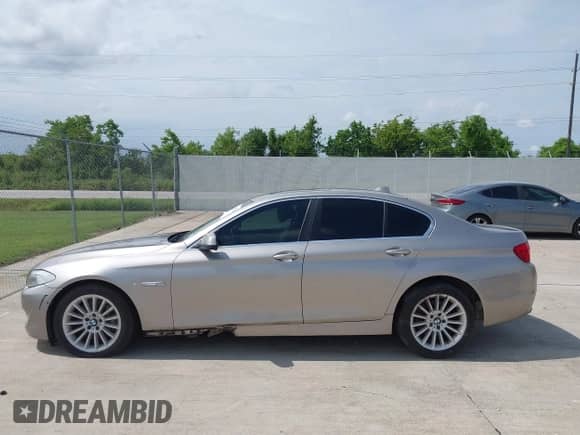 2013 BMW 5 Series 535i xDrive с VIN WBAFU7C58DDU71789, выставлен на аукционе IAAI как лот 42845834 с пробегом 119 603 миль миль и . История ставок и продаж доступна на DreamBid. Изображение 14.