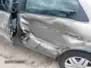 2001 Toyota Camry LE z VIN 4T1BG22K01U059649, wystawiony jako IAAI lot #42546639 z przebiegiem 120 568 mil mil oraz . Historia ofert i sprzedaży dostępna na DreamBid. Obrazek 6.