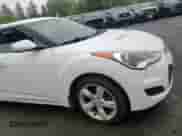 2013 Hyundai Veloster w/Black Int z VIN KMHTC6AD6DU180586, wystawiony jako Copart lot #81717425 z przebiegiem 91 070 mil mil oraz Szkoda całkowita • Salvage title. Historia ofert i sprzedaży dostępna na DreamBid. Obrazek 13.