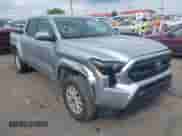 2024 Toyota Tacoma SR5 z VIN 3TMKB5FN2RM000305, wystawiony jako IAAI lot #42108145 z przebiegiem Nie podano mil oraz . Historia ofert i sprzedaży dostępna na DreamBid. Obrazek 6.