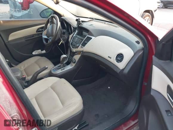 2012 Chevrolet Cruze 2LT z VIN 1G1PG5SC5C7338240, wystawiony jako IAAI lot #40042945 z przebiegiem 250 730 mil mil oraz . Historia ofert i sprzedaży dostępna na DreamBid. Obrazek 5.