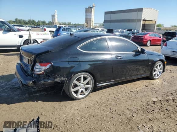 2012 Mercedes-Benz C 250 с VIN WDDGJ4HB0CF859816, выставлен на аукционе Copart как лот 81598075 с пробегом 105 485 миль миль и Списание • Salvage title. История ставок и продаж доступна на DreamBid. Изображение 3.