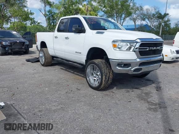 2020 Ram 1500 Big Horn z VIN 1C6RREBT8LN357605, wystawiony jako IAAI lot #41937861 z przebiegiem 69 258 mil mil oraz . Historia ofert i sprzedaży dostępna na DreamBid. Obrazek 1.