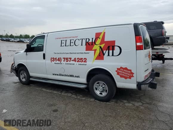 2022 Chevrolet Express Cargo с VIN 1GCWGAFP1N1177920, выставлен на аукционе Copart как лот 55304995 с пробегом 42 656 миль миль и Списание • Salvage title. История ставок и продаж доступна на DreamBid. Изображение 2.