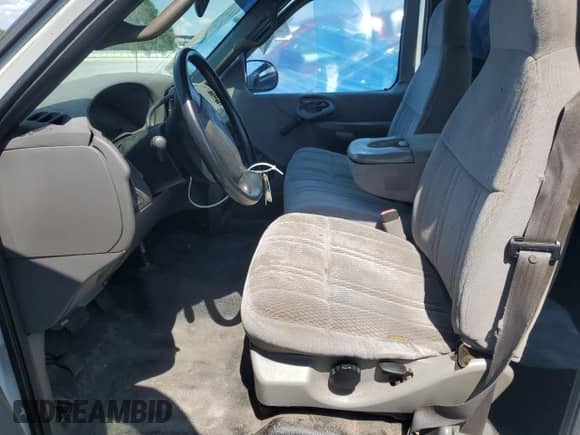 2001 Ford F-150 XL z VIN 1FTZX17231NA24118, wystawiony jako Copart lot #67022425 z przebiegiem Nie podano mil oraz Szkoda całkowita • Salvage title. Historia ofert i sprzedaży dostępna na DreamBid. Obrazek 7.