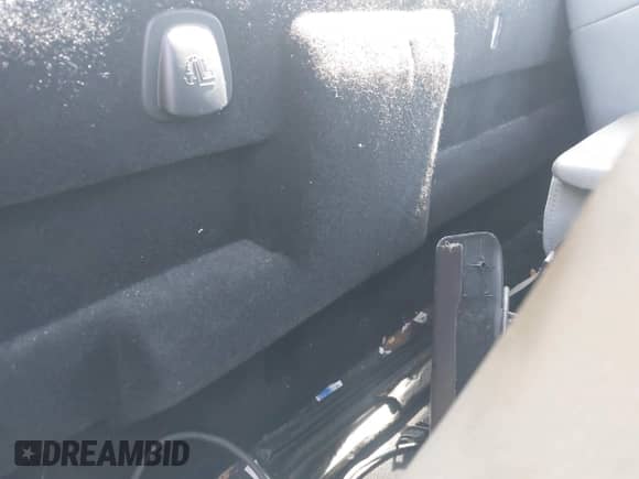 2011 Ford F-250 XL z VIN 1FDBF2A68BEB57606, wystawiony jako IAAI lot #43437311 z przebiegiem 197 116 mil mil oraz . Historia ofert i sprzedaży dostępna na DreamBid. Obrazek 8.