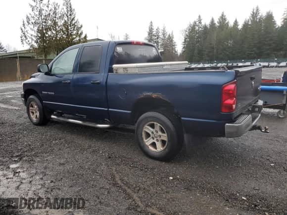 2007 Dodge 1500 ST z VIN 1D7HU18P87J507401, wystawiony jako Copart lot #43823185 z przebiegiem 177 377 mil mil oraz Czysty tytuł • Clean title. Historia ofert i sprzedaży dostępna na DreamBid. Obrazek 2.