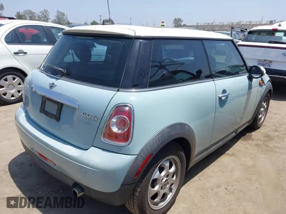 2012 MINI Hardtop with VIN WMWSU3C54CT260293, listed as a IAAI auction lot 42525275 with 132,791 mi miles and . Bid and sale history available at DreamBid. Image 4.