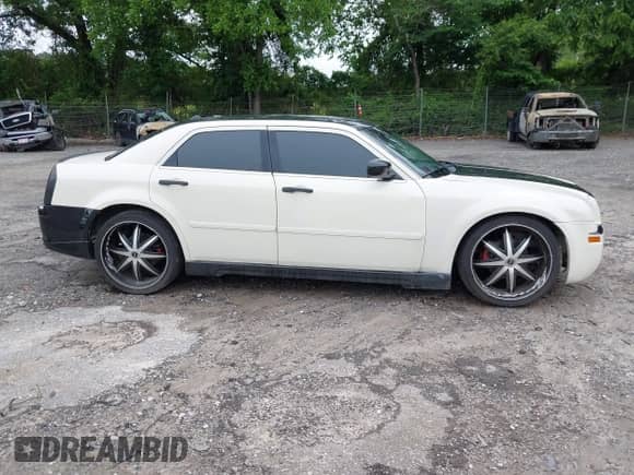 2005 Chrysler 300 300 z VIN 2C3JA43R05H645225, wystawiony jako IAAI lot #42354847 z przebiegiem 234 481 mil mil oraz . Historia ofert i sprzedaży dostępna na DreamBid. Obrazek 13.