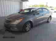 2013 Hyundai Sonata GLS с VIN 5NPEB4AC8DH640806, выставлен на аукционе IAAI как лот 43356742 с пробегом 123 820 миль миль и . История ставок и продаж доступна на DreamBid. Изображение 2.