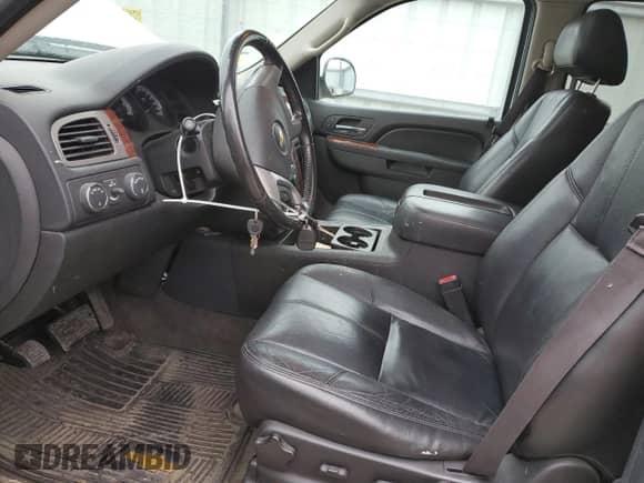 2013 Chevrolet Tahoe z VIN 1GNSKDEJ6DR131759, wystawiony jako Copart lot #52600315 z przebiegiem 246 515 mil mil oraz Czysty tytuł • Clean title. Historia ofert i sprzedaży dostępna na DreamBid. Obrazek 7.