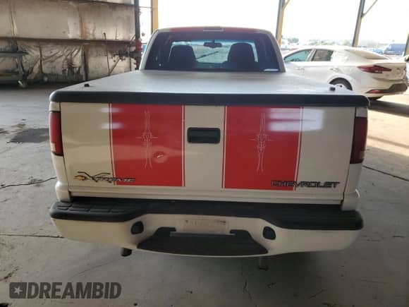 2001 Chevrolet S-10 LS Xtreme z VIN 1GCCS19W518120657, wystawiony jako Copart lot #70318315 z przebiegiem 85 609 mil mil oraz Szkoda całkowita • Salvage title. Historia ofert i sprzedaży dostępna na DreamBid. Obrazek 6.