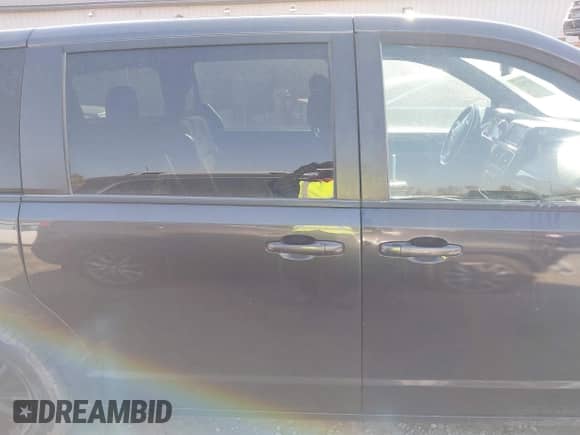 2019 Dodge Grand Caravan SE z VIN 2C4RDGBGXKR727315, wystawiony jako IAAI lot #41770222 z przebiegiem 97 561 mil mil oraz . Historia ofert i sprzedaży dostępna na DreamBid. Obrazek 13.