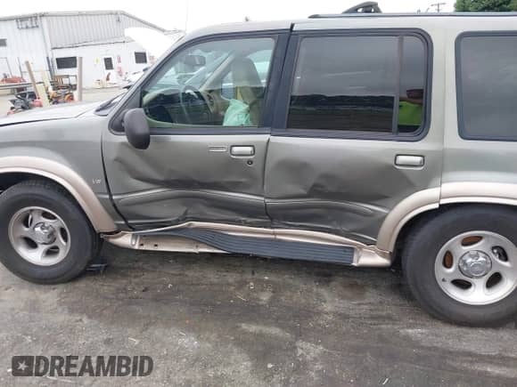 1999 Ford Explorer XLT с VIN 1FMDU35P5XZB58879, выставлен на аукционе IAAI как лот 42526987 с пробегом 275 140 миль миль и . История ставок и продаж доступна на DreamBid. Изображение 14.