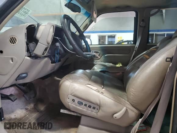 1999 Chevrolet Suburban с VIN 3GNFK16R0XG108244, выставлен на аукционе Copart как лот 65338915 с пробегом 285 337 миль миль и Списание • Salvage title. История ставок и продаж доступна на DreamBid. Изображение 7.