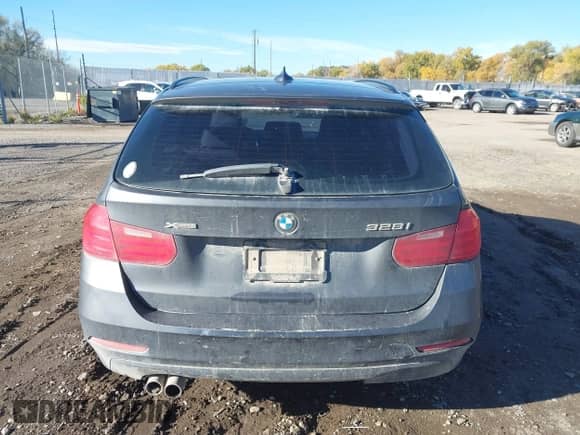 2014 BMW 3 Series 328i xDrive с VIN WBA3G7C52EF186165, выставлен на аукционе IAAI как лот 43443741 с пробегом 188 931 миль миль и . История ставок и продаж доступна на DreamBid. Изображение 16.