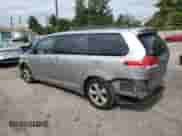 2014 Toyota Sienna LE AAS с VIN 5TDKK3DC3ES470875, выставлен на аукционе Copart как лот 80849645 с пробегом 174 639 миль миль и Списание • Salvage title. История ставок и продаж доступна на DreamBid. Изображение 2.