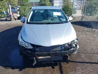 2017 Chevrolet Cruze LS z VIN 1G1BC5SMXH7277036, wystawiony jako IAAI lot #43484591 z przebiegiem 141 941 mil mil oraz . Historia ofert i sprzedaży dostępna na DreamBid. Obrazek 6.